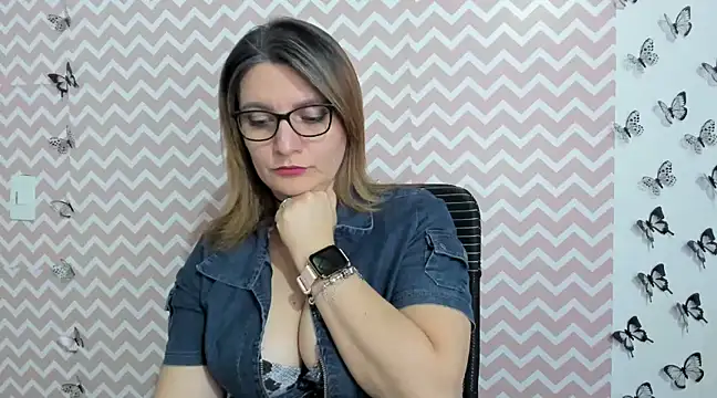 Amie Adams82  online show from February 2025 08:31:01 PM