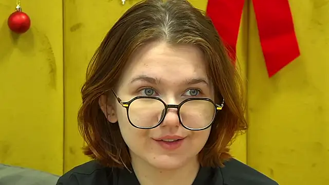 Snapshot of LessySmith chatting on December 2025 04:19:01 AM LessySmith online show from December 2025 04:19:01 AM