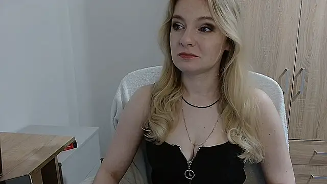 Snapshot of AlmaHoney chatting on May 2026 08:04:02 PM AlmaHoney online show from May 2026 08:04:02 PM