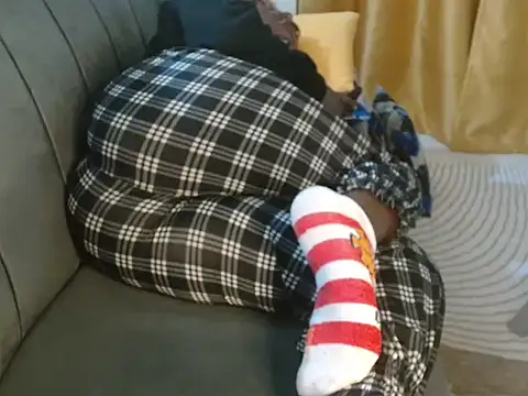 Snapshot of leslysexygirl chatting on November 2025 05:09:02 AM leslysexygirl online show from November 2025 05:09:02 AM