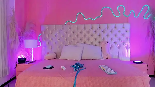 Julieta Cortes   online show from February 2026 12:14:01 PM