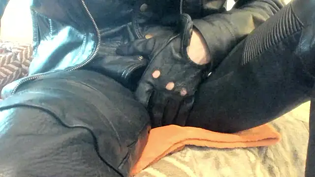 leatherz69 online show from April 2026 02:15:01 PM