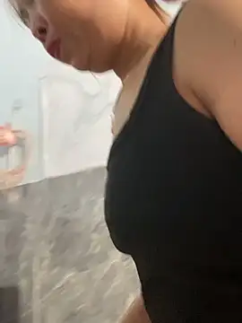 Linaannn online show from March 2026 11:37:01 PM