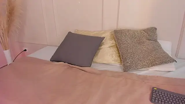 Mariapettit online show from April 2026 01:37:02 PM