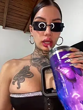 Snapshot of Zaratattoox chatting on March 2026 10:46:01 PM Zaratattoox online show from March 2026 10:46:01 PM