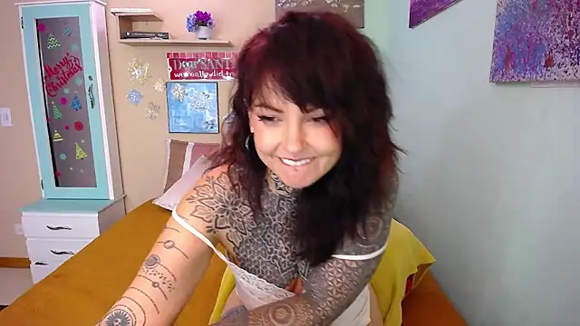 Snapshot of LolaRouse chatting on December 2024 09:47:02 PM LolaRouse online show from December 2024 09:47:02 PM