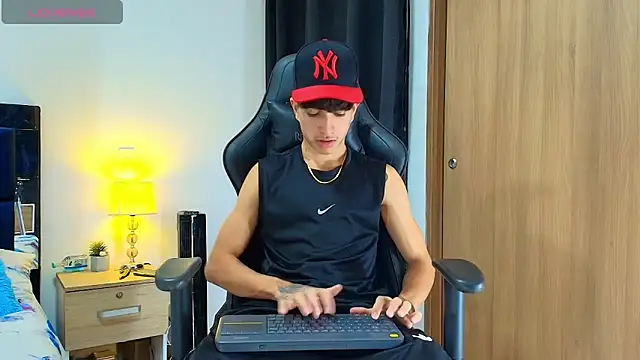 Snapshot of _CamiloBass chatting on May 2026 01:03:01 AM CamiloBass online show from May 2026 01:03:01 AM