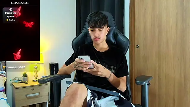 Snapshot of _CamiloBass chatting on May 2026 01:56:01 AM CamiloBass online show from May 2026 01:56:01 AM