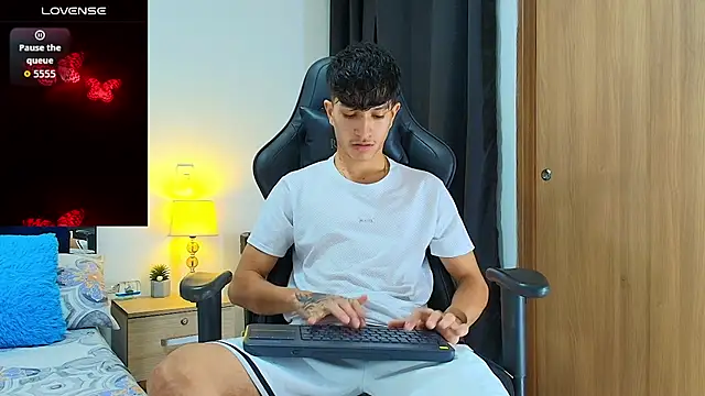 Snapshot of _CamiloBass chatting on May 2026 08:25:01 PM CamiloBass online show from May 2026 08:25:01 PM