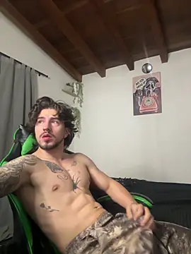 Snapshot of Valentino_Xander chatting on October 2025 01:19:02 AM Valentino Xander online show from October 2025 01:19:02 AM