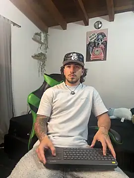 Snapshot of Valentino_Xander chatting on November 2025 11:36:02 PM Valentino Xander online show from November 2025 11:36:02 PM