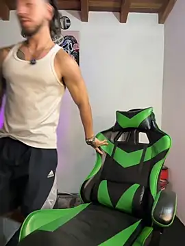 Valentino Xander online show from December 2025 03:48:01 AM