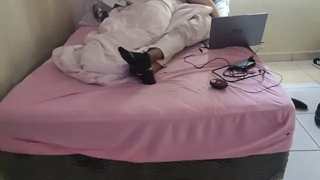 Snapshot of RenziTatte chatting on September 2025 06:11:02 PM RenziTatte online show from September 2025 06:11:02 PM