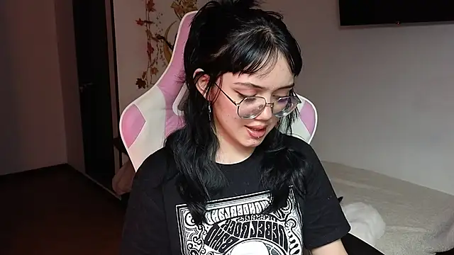 Snapshot of suzumi__ chatting on December 2024 04:42:01 PM suzumi online show from December 2024 04:42:01 PM