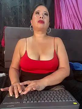 Snapshot of Leahstonee2 chatting on January 2025 11:05:02 PM Leahstonee2 online show from January 2025 11:05:02 PM