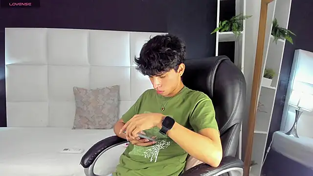 Snapshot of Santy_carrington chatting on December 2024 11:46:02 PM Santy carrington online show from December 2024 11:46:02 PM