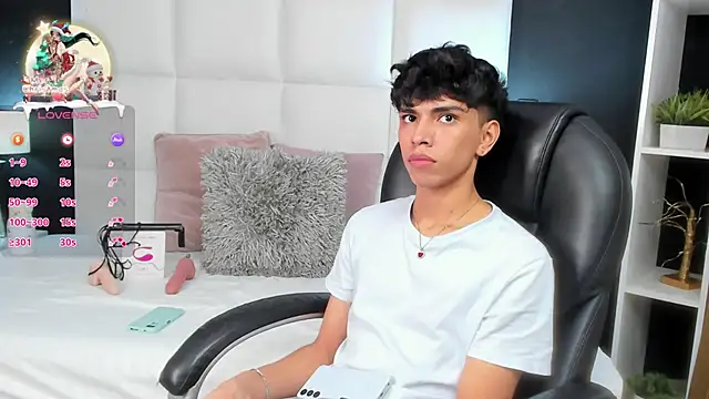 Snapshot of Santy_carrington chatting on December 2024 10:16:02 PM Santy carrington online show from December 2024 10:16:02 PM