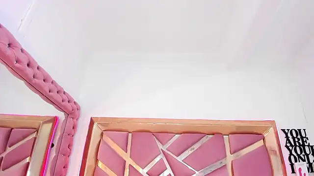 Britanymooree online show from April 2026 07:18:01 PM