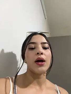 Veronica isaza   online show from December 2025 03:45:02 AM