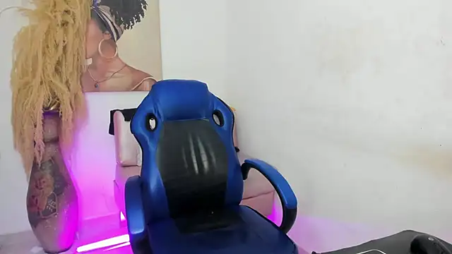 mia foxts online show from November 2025 01:59:02 AM