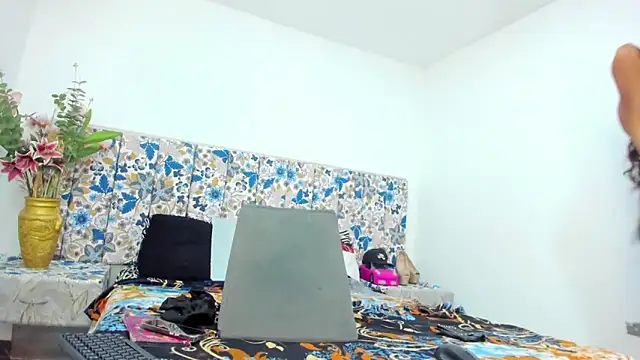 mia foxts online show from March 2026 04:44:02 PM