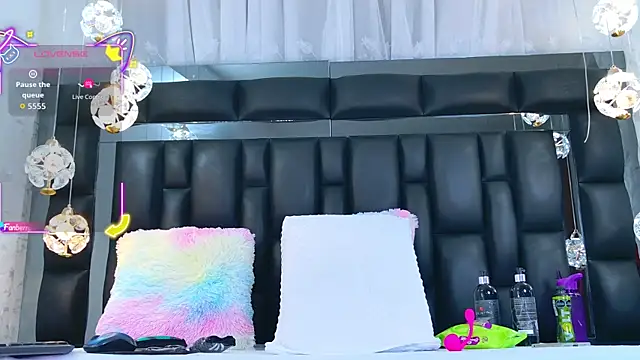 AuraRoss online show from November 2025 07:13:02 PM