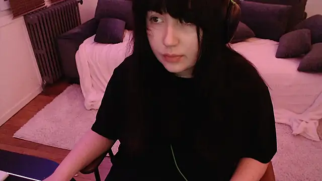 Snapshot of Lynylou chatting on December 2024 06:43:02 PM Lynylou online show from December 2024 06:43:02 PM