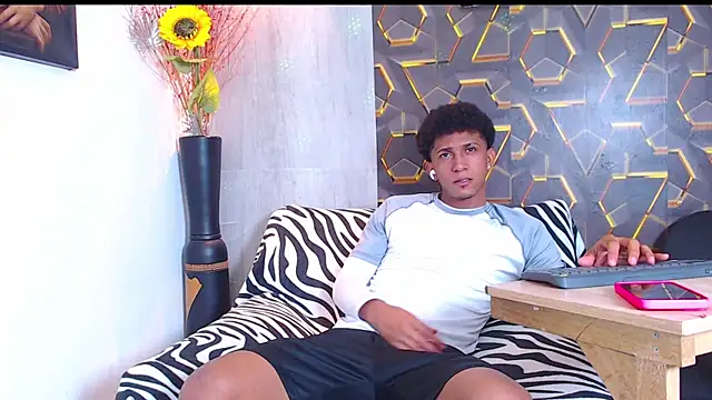 dominic smith  online show from September 2025 10:56:02 PM