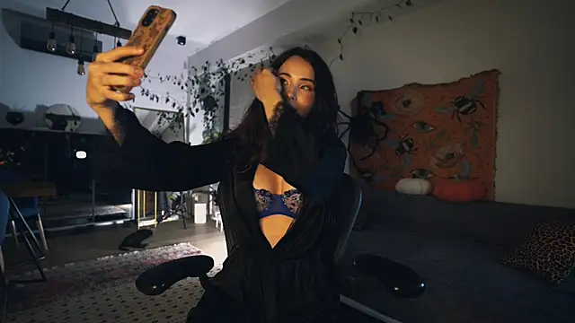 Snapshot of Leona_Mell chatting on October 2025 06:32:01 PM Leona Mell online show from October 2025 06:32:01 PM