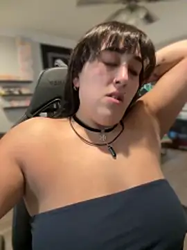 Snapshot of ThicBunz chatting on November 2025 04:07:01 PM ThicBunz online show from November 2025 04:07:01 PM