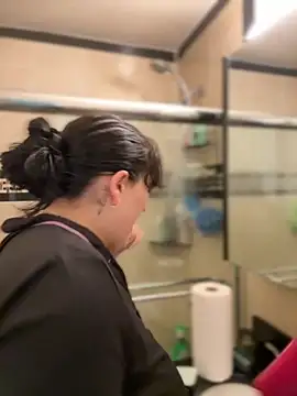 Snapshot of ThicBunz chatting on November 2025 04:06:02 PM ThicBunz online show from November 2025 04:06:02 PM