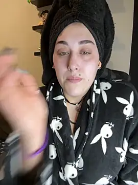 Snapshot of ThicBunz chatting on November 2025 06:01:01 PM ThicBunz online show from November 2025 06:01:01 PM