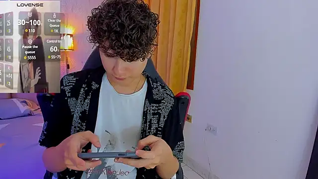 Snapshot of Nathan_Bluee chatting on February 2025 12:28:01 PM Nathan Bluee online show from February 2025 12:28:01 PM