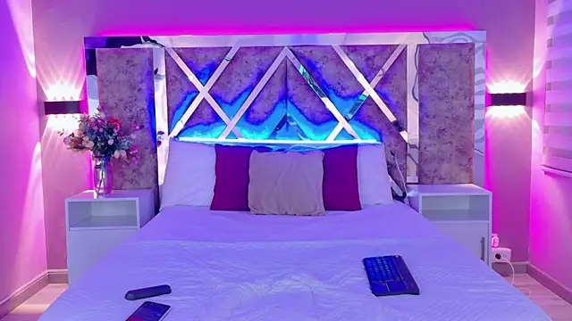 Larabrooks online show from April 2026 07:09:02 PM