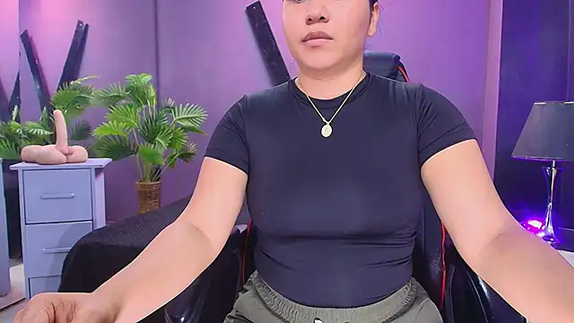 Snapshot of AmorMia chatting on October 2025 07:33:02 PM AmorMia online show from October 2025 07:33:02 PM