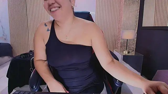 Snapshot of AmorMia chatting on October 2025 07:58:01 PM AmorMia online show from October 2025 07:58:01 PM