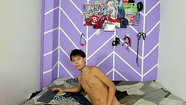 Snapshot of Fresahot2005 chatting on December 2024 11:08:02 PM Fresahot2005 online show from December 2024 11:08:02 PM