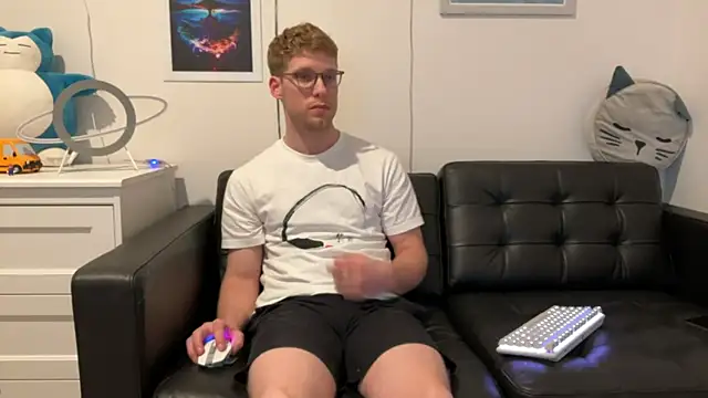 Snapshot of BlueEyedTallGuy94 chatting on December 2024 04:56:02 AM BlueEyedTallGuy94 online show from December 2024 04:56:02 AM