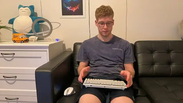 Snapshot of BlueEyedTallGuy94 chatting on December 2024 04:10:02 AM BlueEyedTallGuy94 online show from December 2024 04:10:02 AM