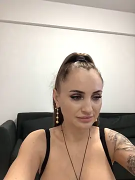 Snapshot of madonnaaaa chatting on November 2025 06:29:01 PM madonnaaaa online show from November 2025 06:29:01 PM