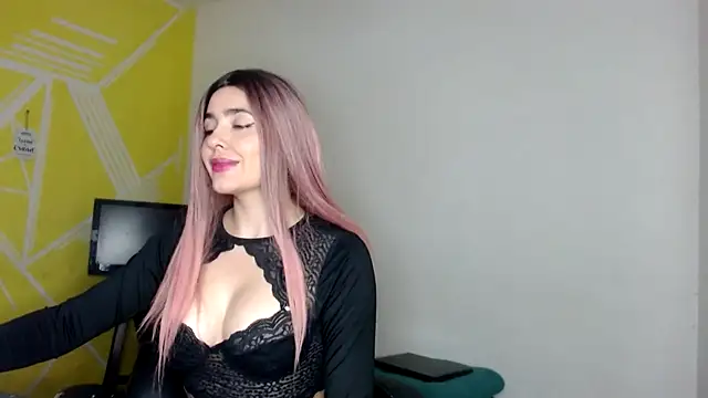 Snapshot of Nikolle_Rouss chatting on December 2024 05:34:01 PM Nikolle Rouss online show from December 2024 05:34:01 PM