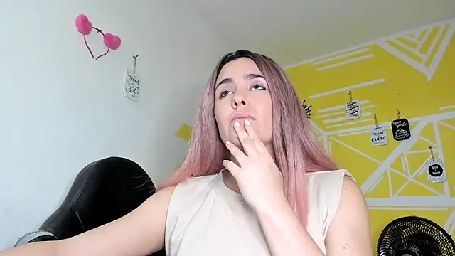 Snapshot of Nikolle_Rouss chatting on October 2025 12:11:01 AM Nikolle Rouss online show from October 2025 12:11:01 AM