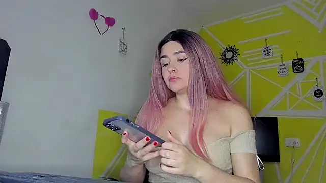 Snapshot of Nikolle_Rouss chatting on November 2025 04:40:01 PM Nikolle Rouss online show from November 2025 04:40:01 PM