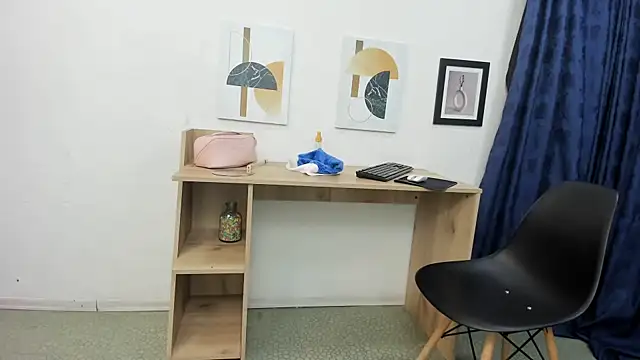 Snapshot of Emma_Jnes chatting on December 2024 09:18:02 PM Emma Jnes online show from December 2024 09:18:02 PM