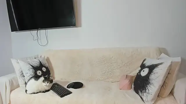 Snapshot of Emma_Jnes chatting on February 2025 09:37:02 PM Emma Jnes online show from February 2025 09:37:02 PM