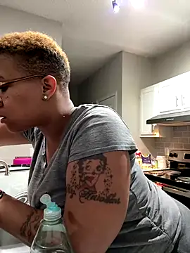 Snapshot of SexyHoneyRedd chatting on December 2024 10:21:01 PM SexyHoneyRedd online show from December 2024 10:21:01 PM