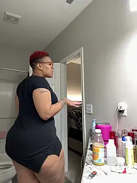 Snapshot of SexyHoneyRedd chatting on December 2024 12:28:02 AM SexyHoneyRedd online show from December 2024 12:28:02 AM