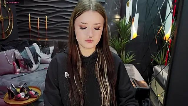 Snapshot of Lily_Moonlight chatting on February 2025 02:01:01 PM Lily Moonlight online show from February 2025 02:01:01 PM