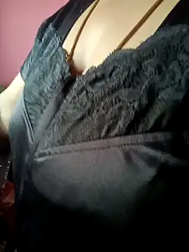 Snapshot of Renuma chatting on December 2025 06:01:02 AM Renuma online show from December 2025 06:01:02 AM