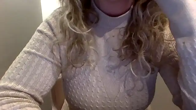 Snapshot of JenniLowen chatting on February 2025 02:33:02 PM JenniLowen online show from February 2025 02:33:02 PM